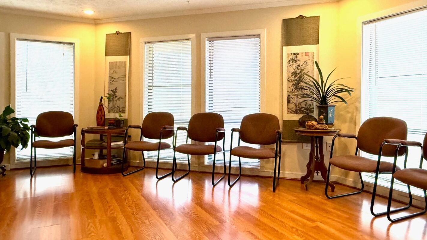 Waitng room with good lighting and peaceful decor
